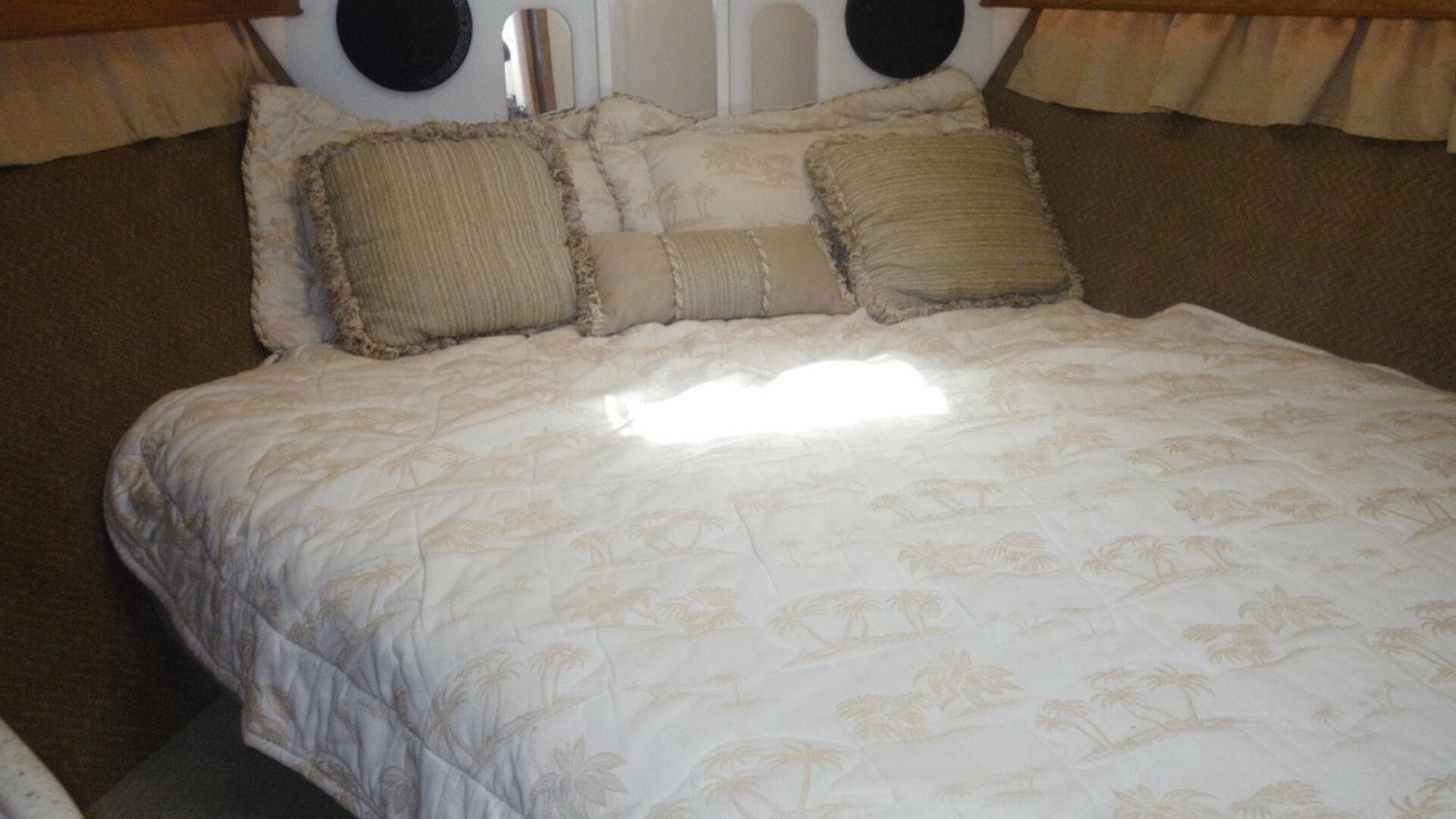 2005 Rinker 390 — photo 18