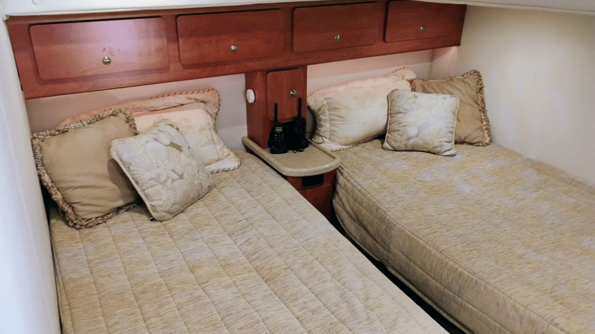 2005 Rinker 390 — photo 19