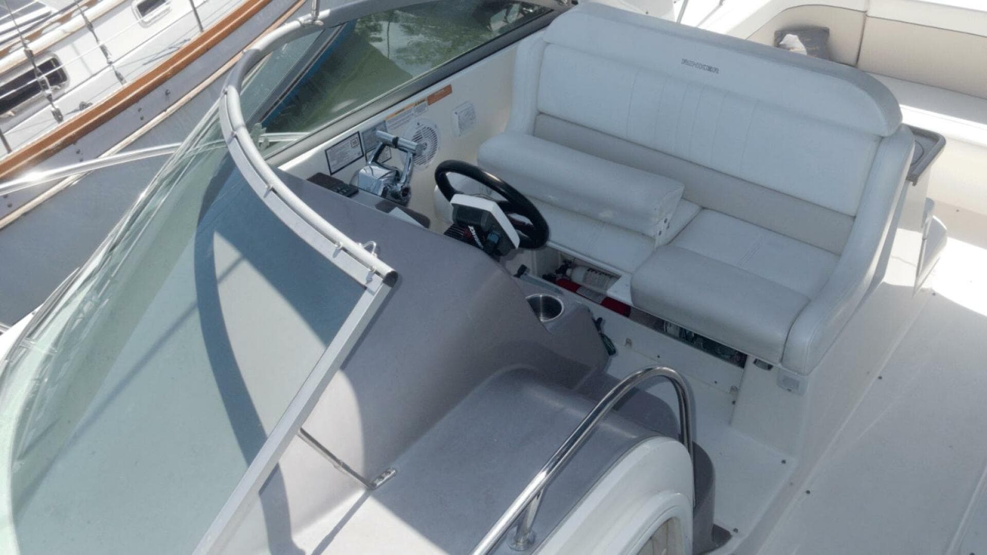 2005 Rinker 390 — photo 12