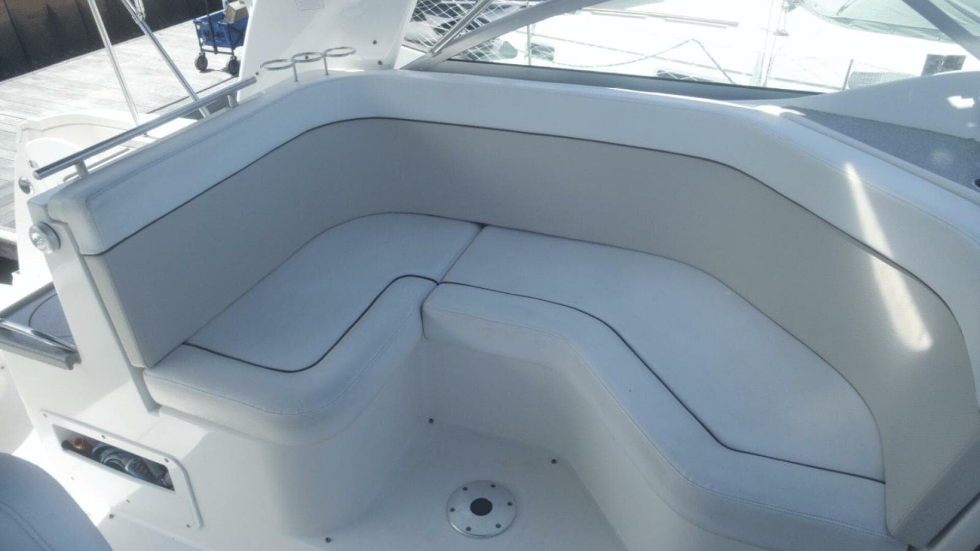 2005 Rinker 390 — photo 10