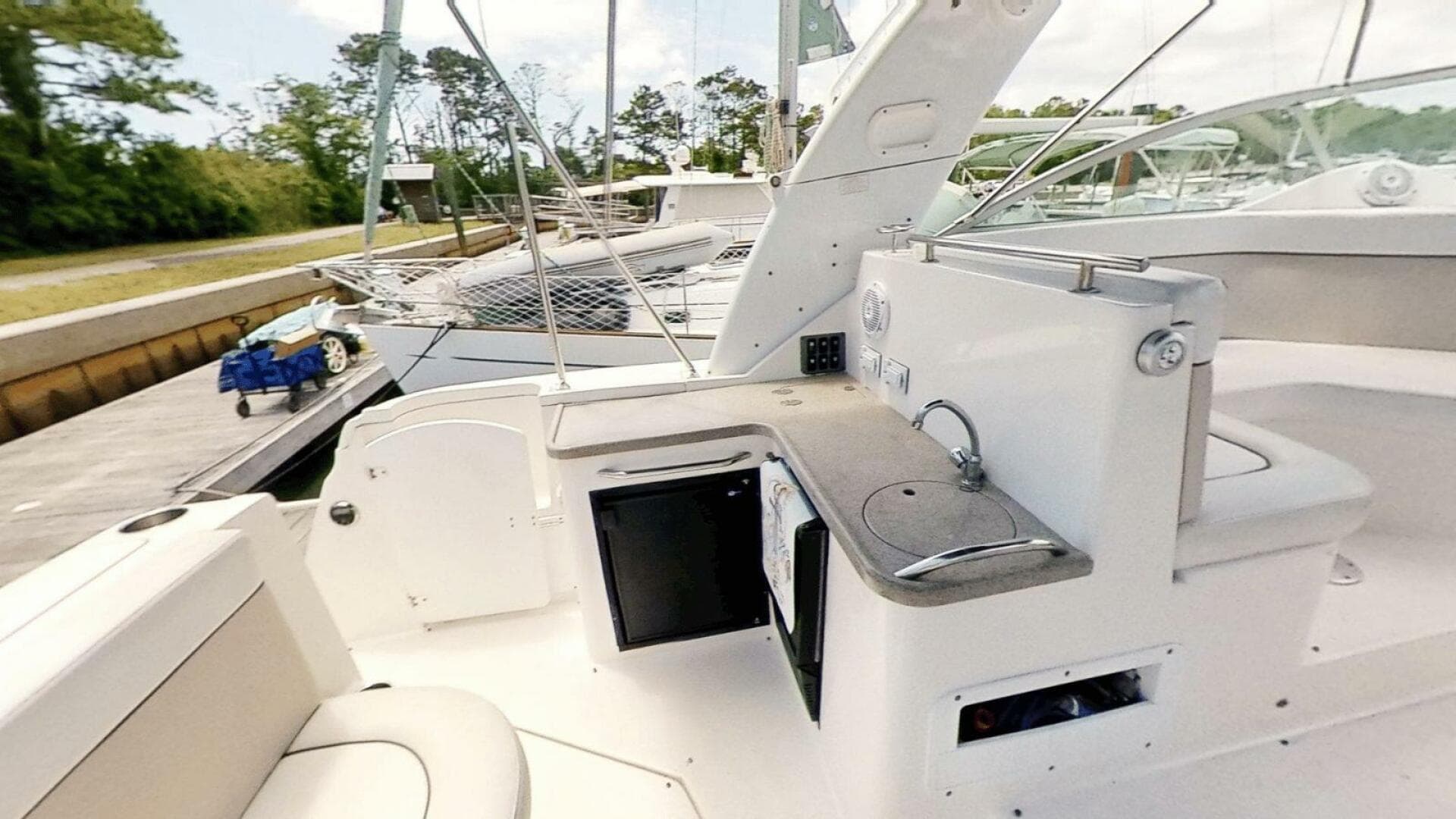 2005 Rinker 390 — photo 8