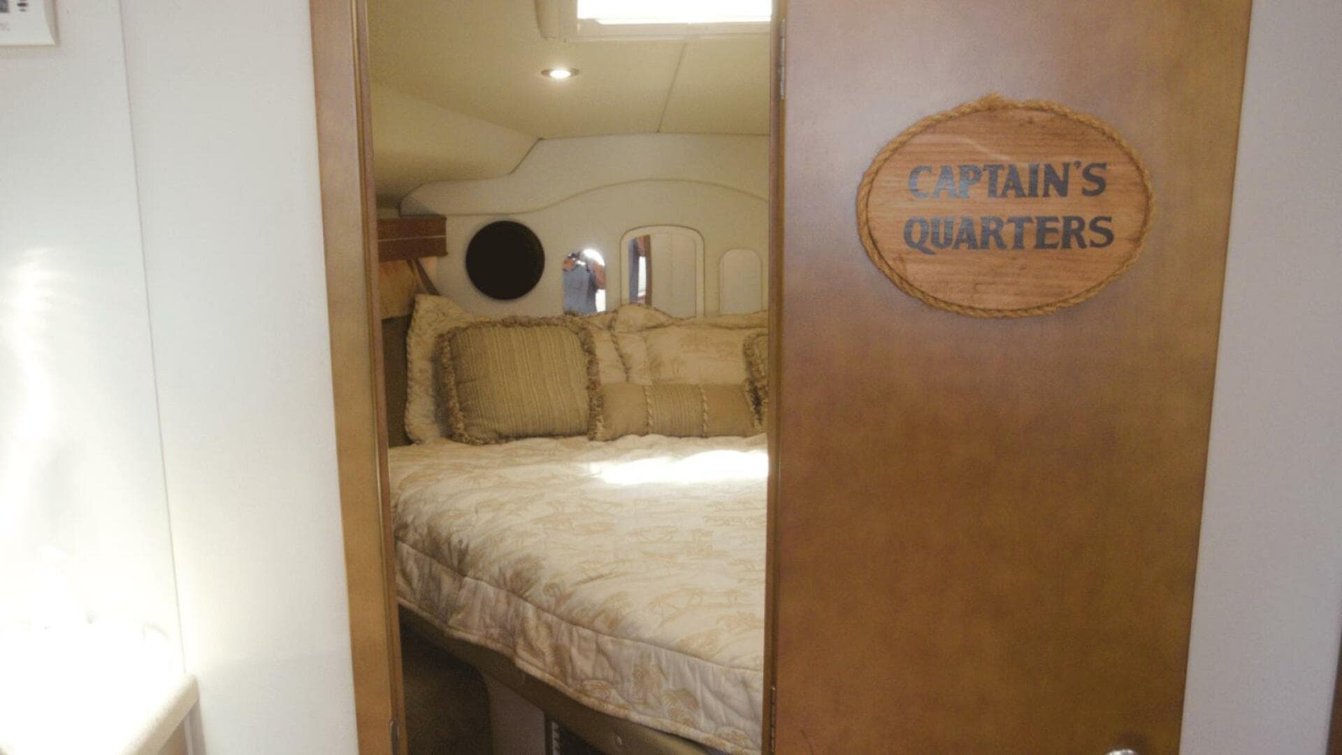 2005 Rinker 390 — photo 17