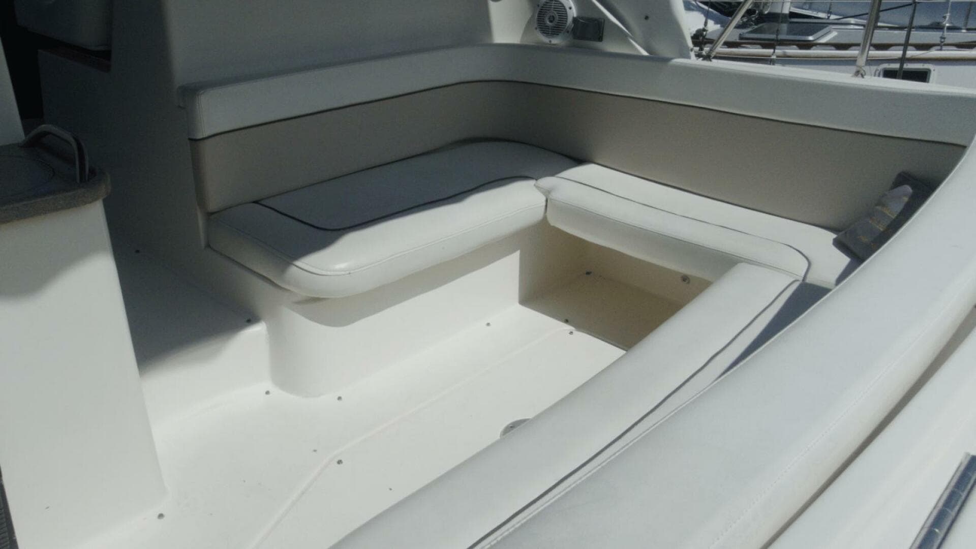 2005 Rinker 390 — photo 7