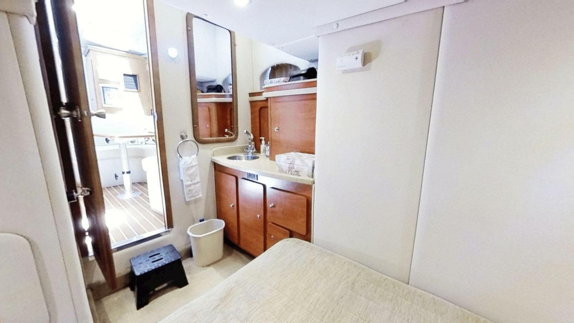 2005 Rinker 390 — photo 20