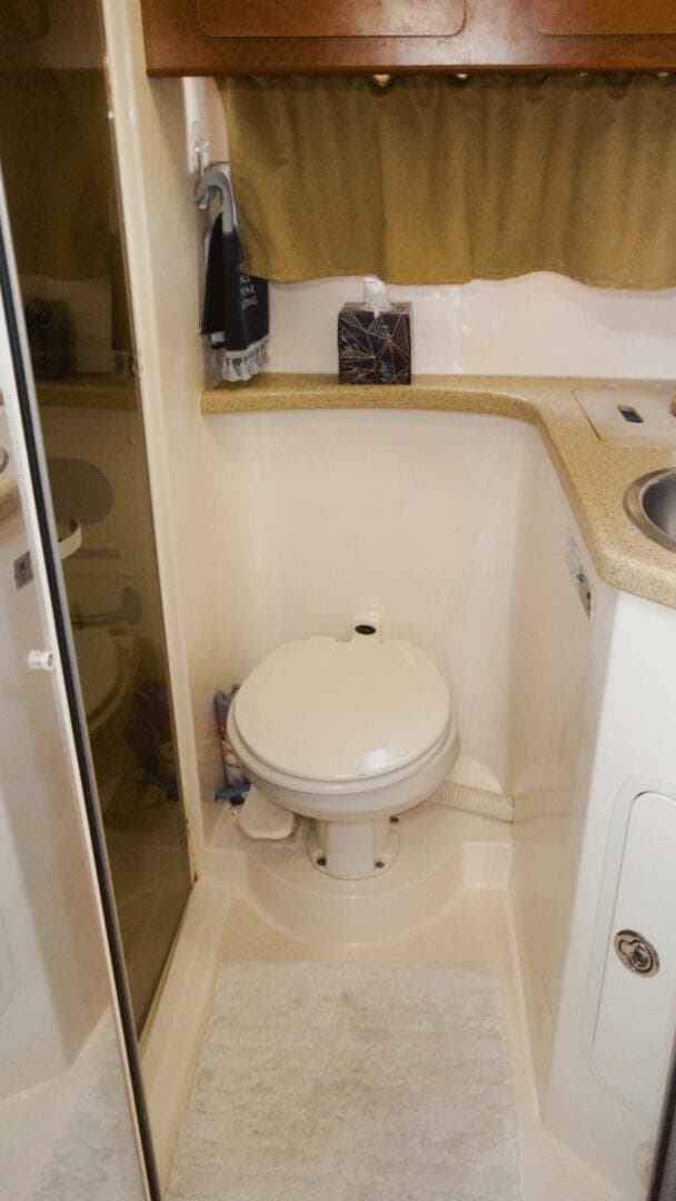 2005 Rinker 390 — photo 21