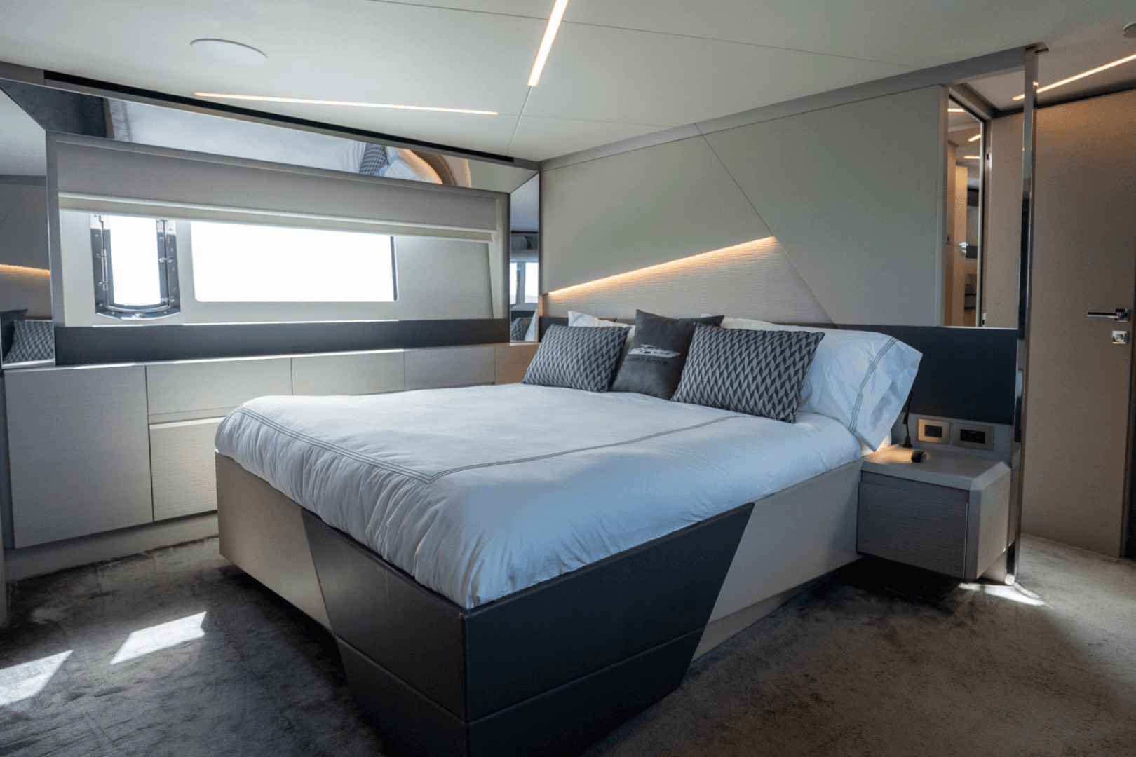 2020 Pershing 7X — photo 35