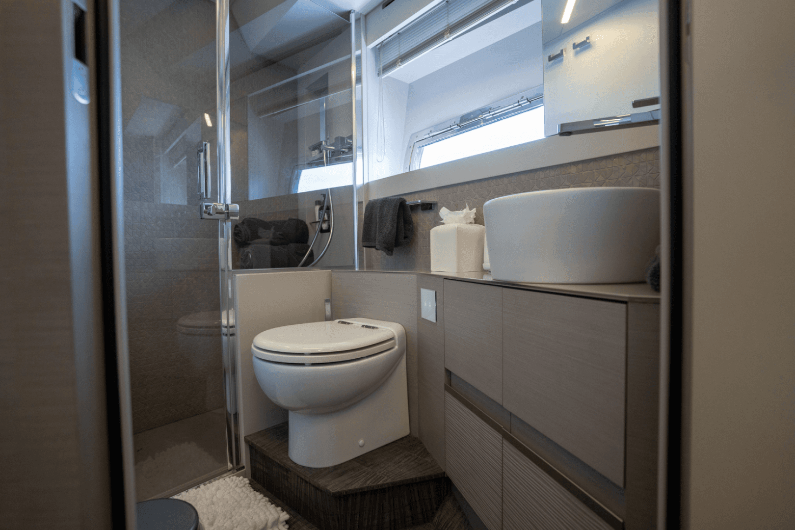 2020 Pershing 7X — photo 28