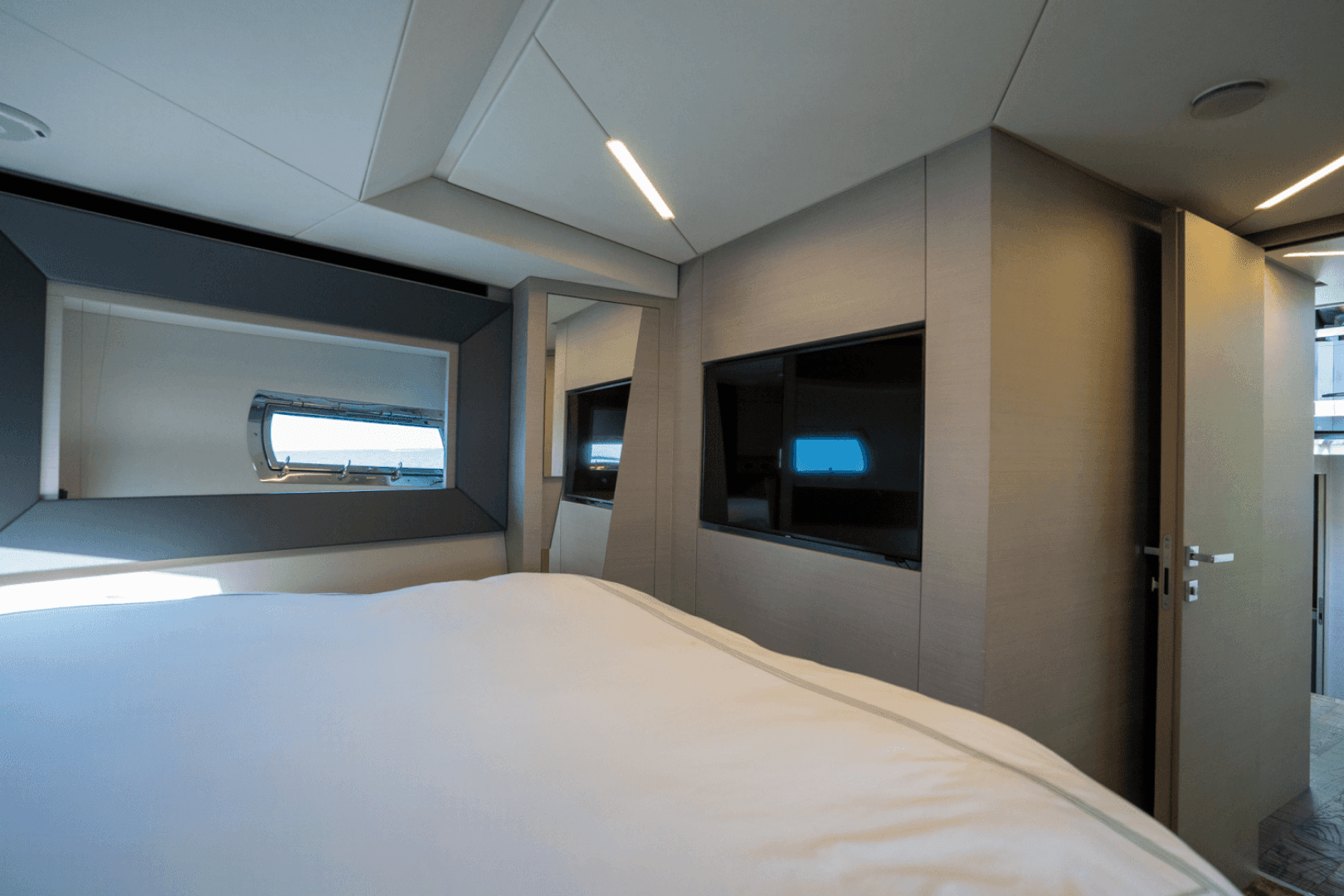 2020 Pershing 7X — photo 26