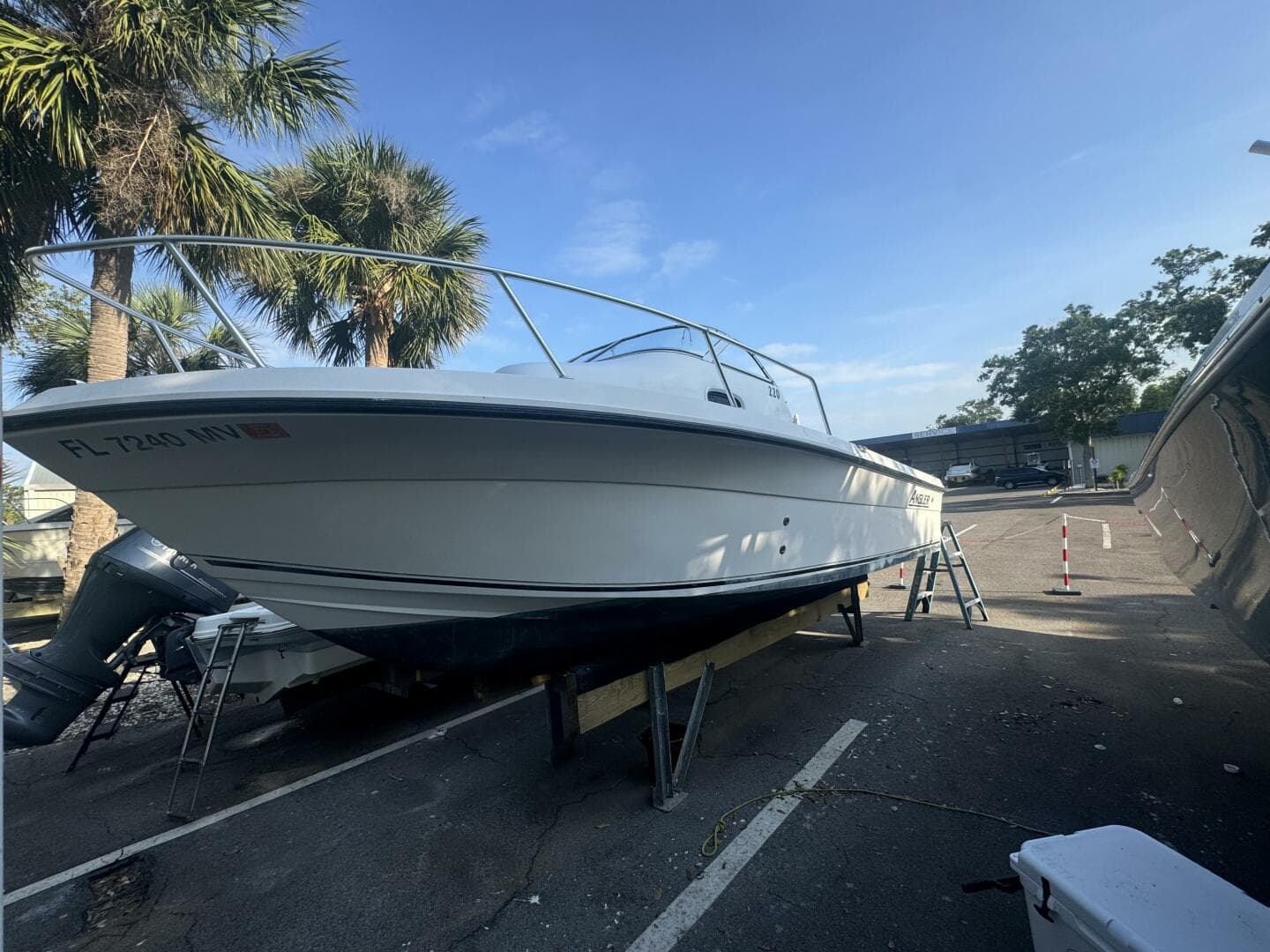 2004 Angler 220 Walkaround — photo 1