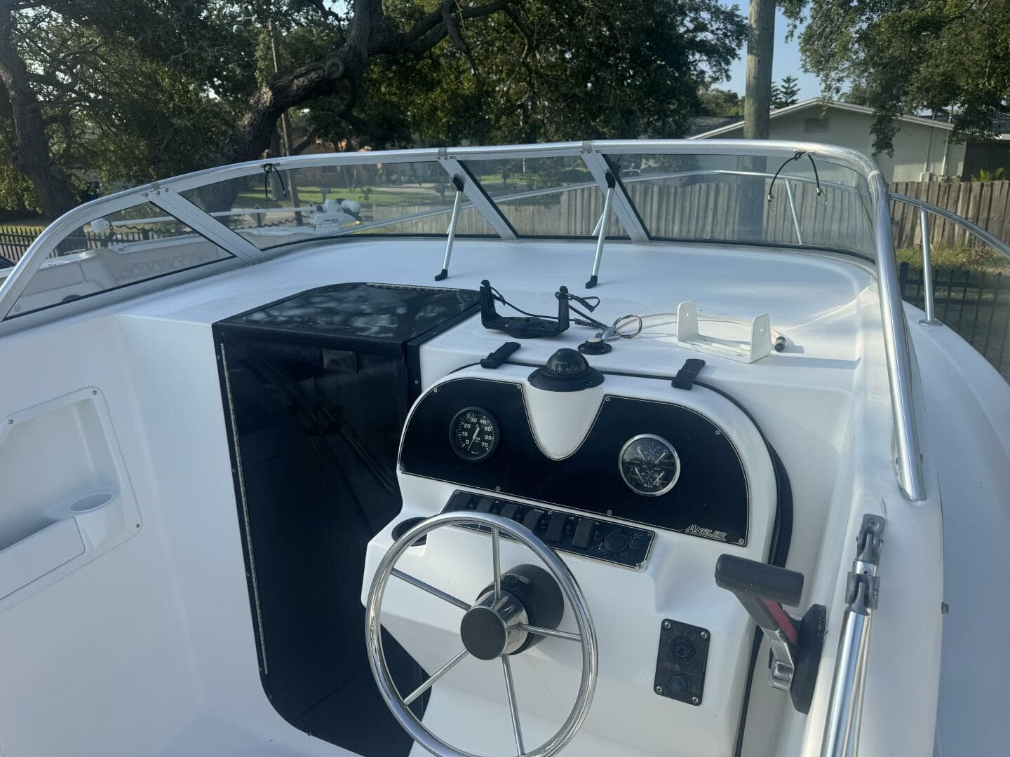 2004 Angler 220 Walkaround — photo 10