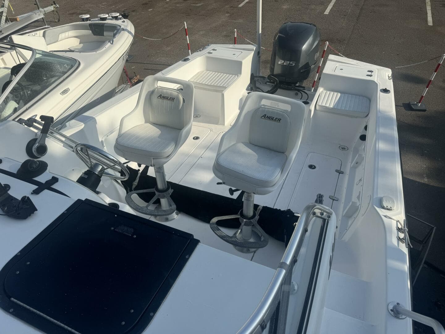 2004 Angler 220 Walkaround — photo 19