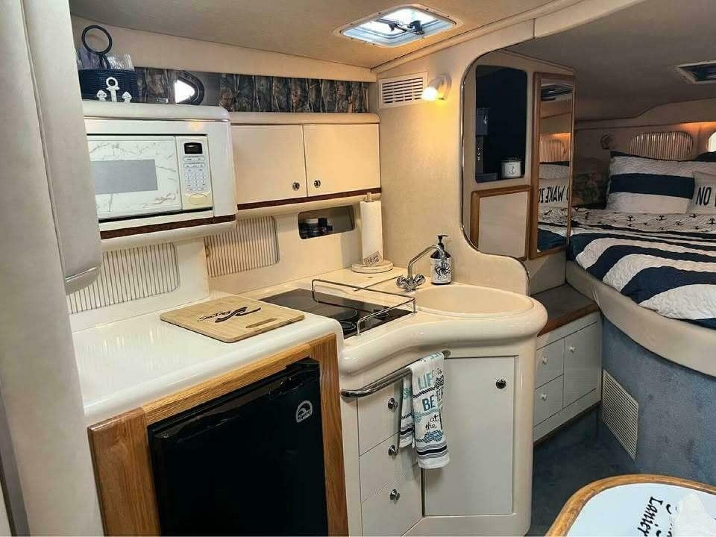 1996 Sea Ray 330 Express Cruiser — photo 14