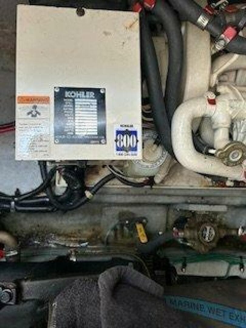 1996 Sea Ray 330 Express Cruiser — photo 5