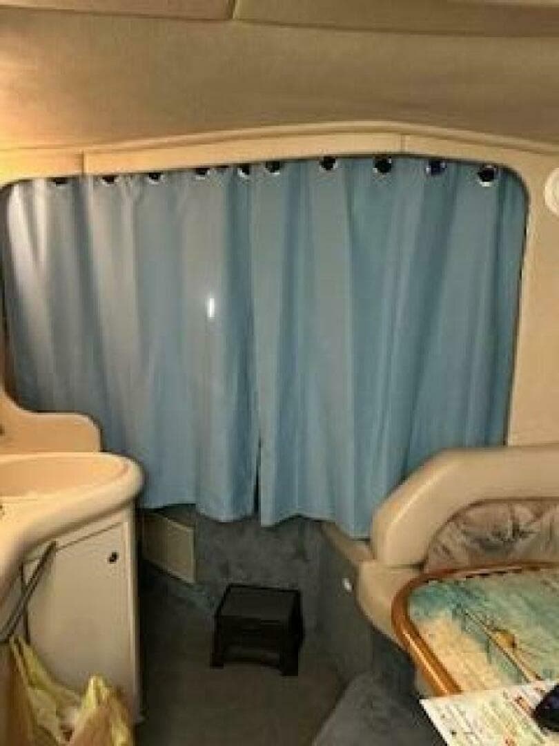 1996 Sea Ray 330 Express Cruiser — photo 11