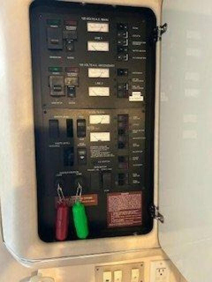 1996 Sea Ray 330 Express Cruiser — photo 4