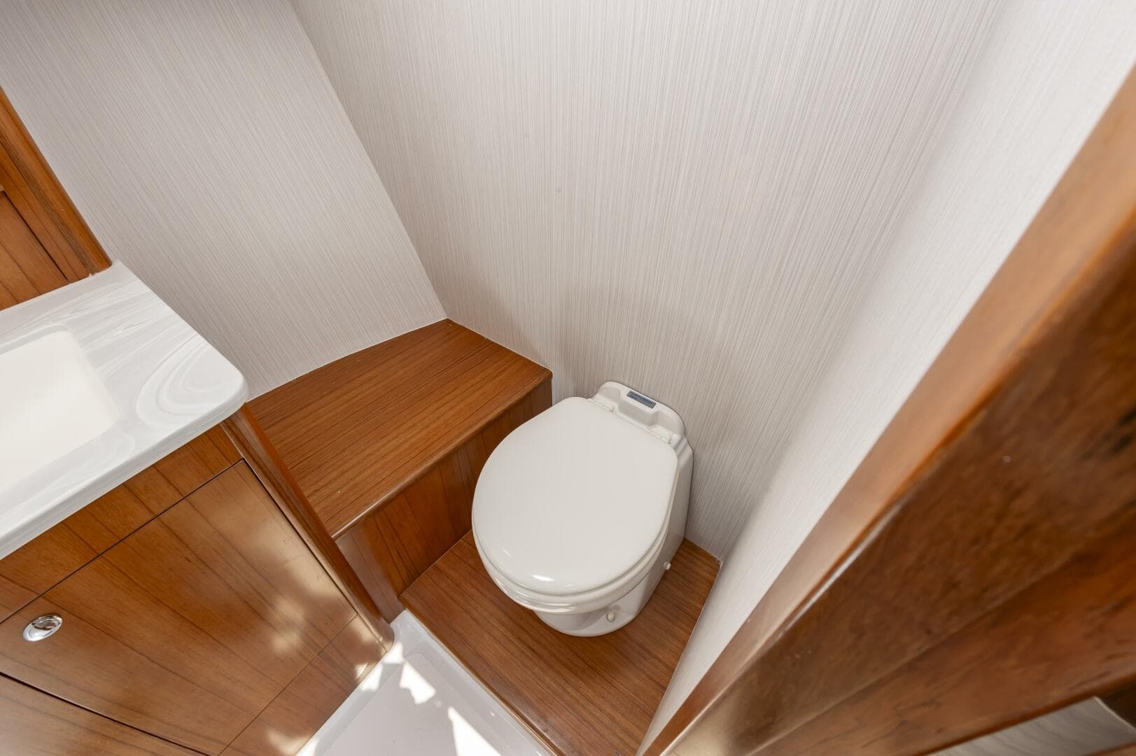 2024 Weaver 43 — photo 24