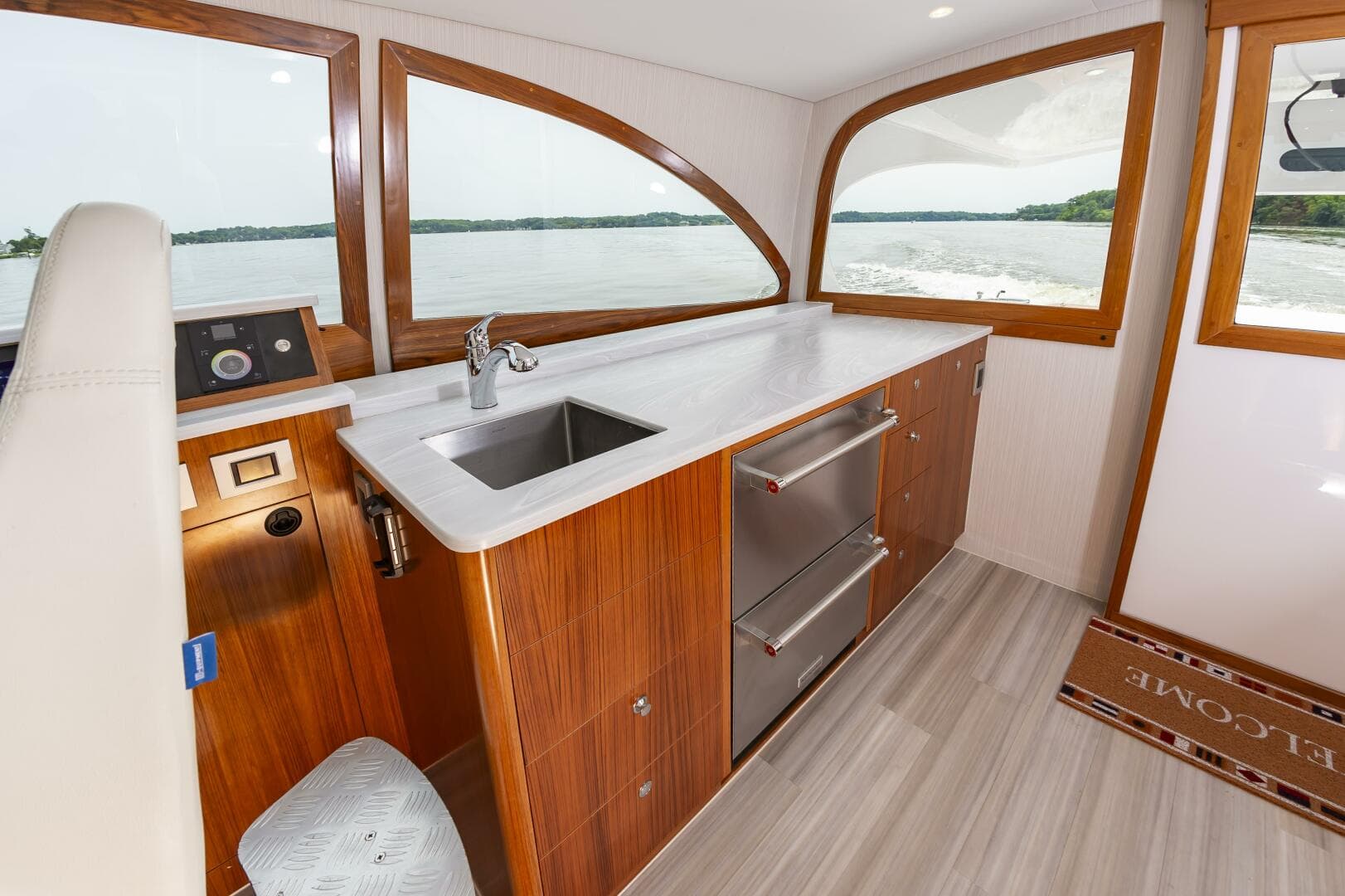 2024 Weaver 43 — photo 8