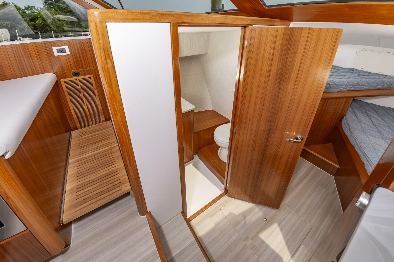 2024 Weaver 43 — photo 22