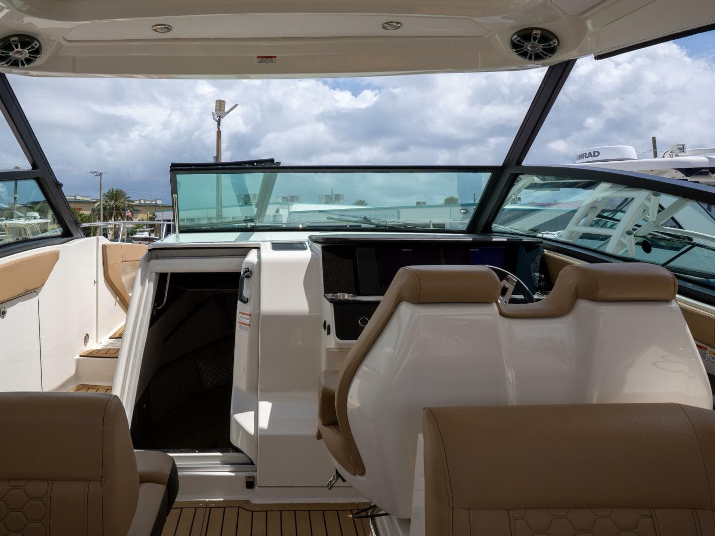 2021 Sea Ray 320 Sundancer — photo 11