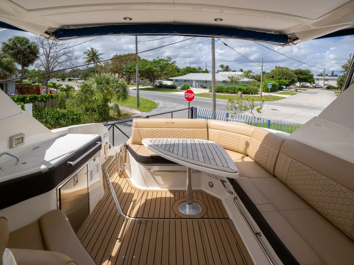 2021 Sea Ray 320 Sundancer — photo 17