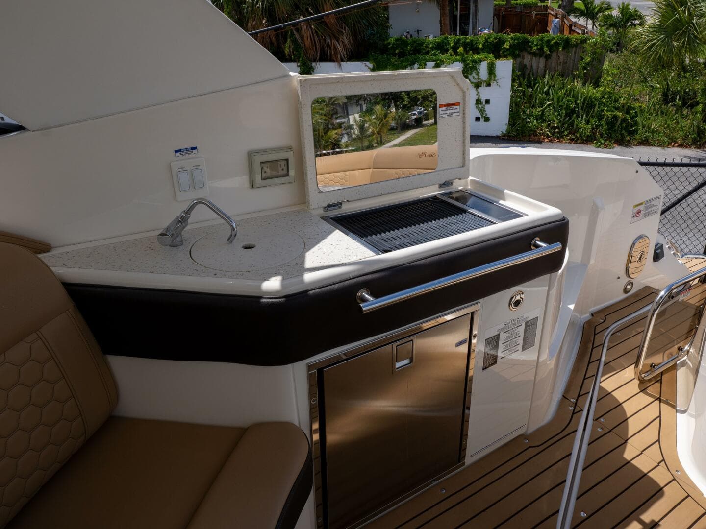 2021 Sea Ray 320 Sundancer — photo 6