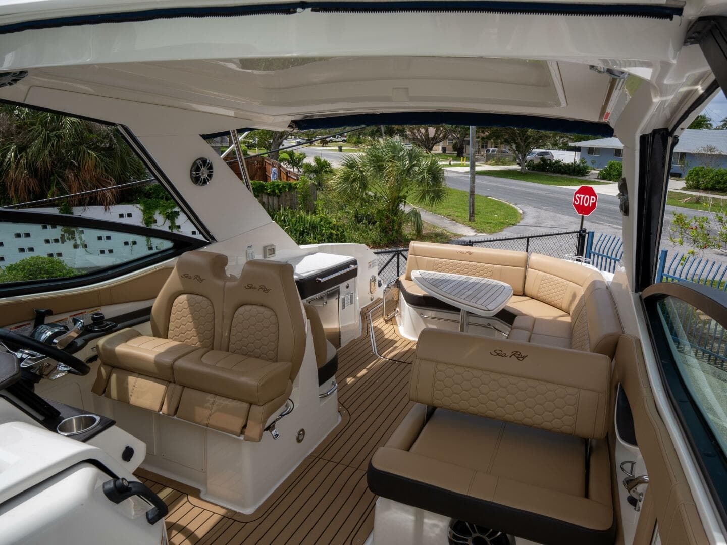 2021 Sea Ray 320 Sundancer — photo 15