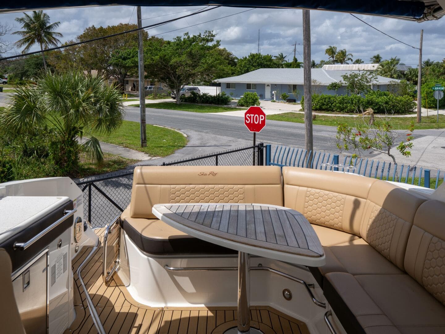 2021 Sea Ray 320 Sundancer — photo 9