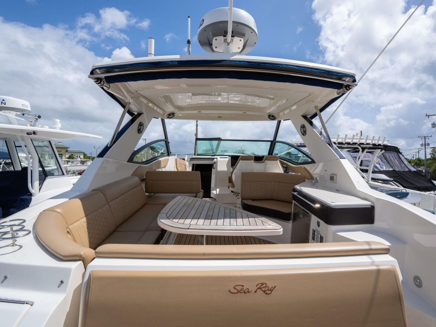 2021 Sea Ray 320 Sundancer — photo 27