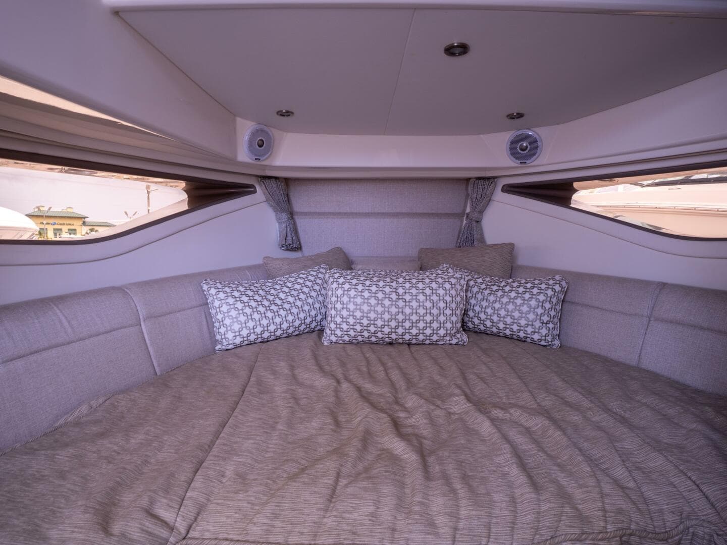 2021 Sea Ray 320 Sundancer — photo 21