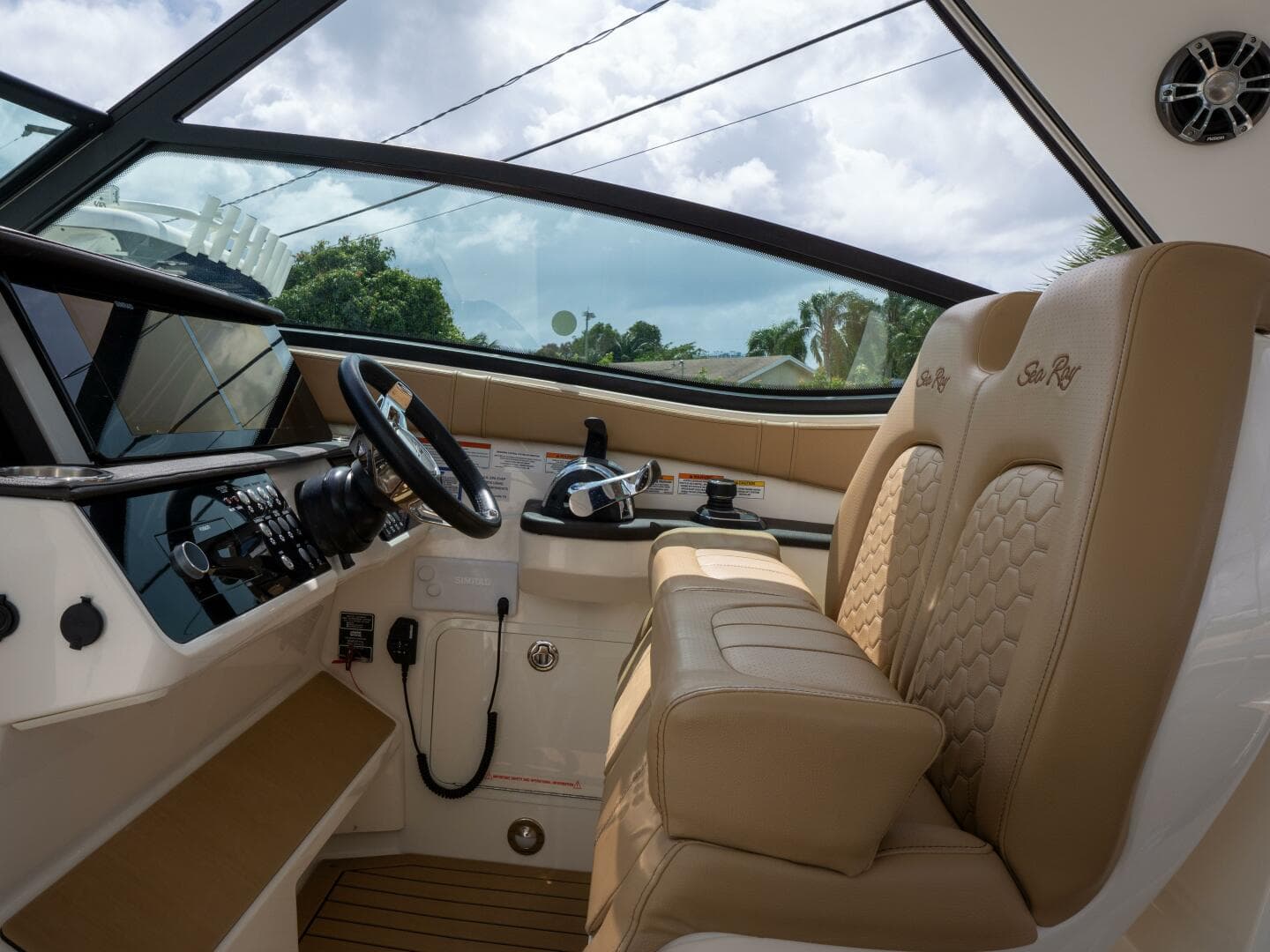 2021 Sea Ray 320 Sundancer — photo 8