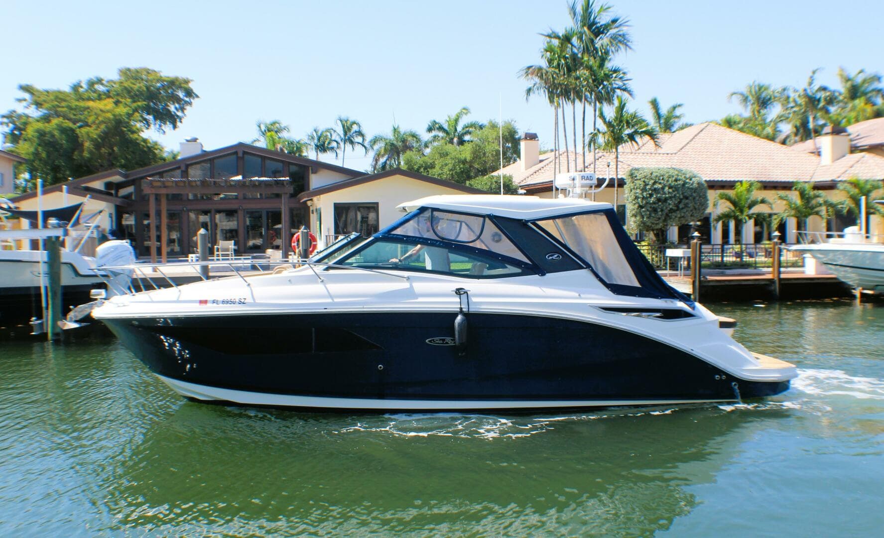 2021 Sea Ray 320 Sundancer — photo 4