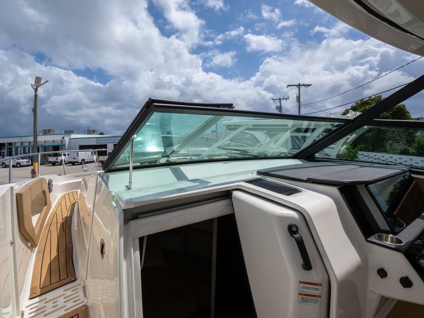 2021 Sea Ray 320 Sundancer — photo 10