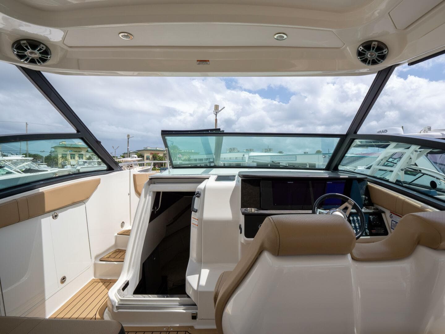 2021 Sea Ray 320 Sundancer — photo 14