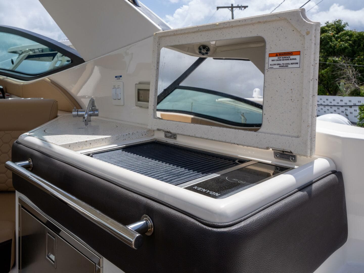 2021 Sea Ray 320 Sundancer — photo 7