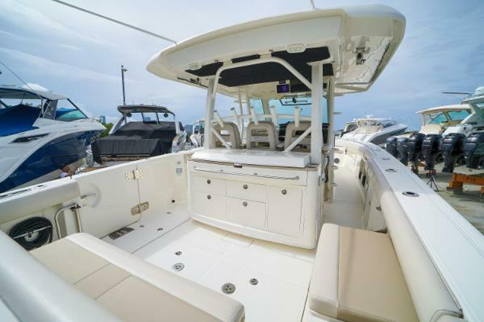2018 Boston Whaler 380 Outrage — photo 9