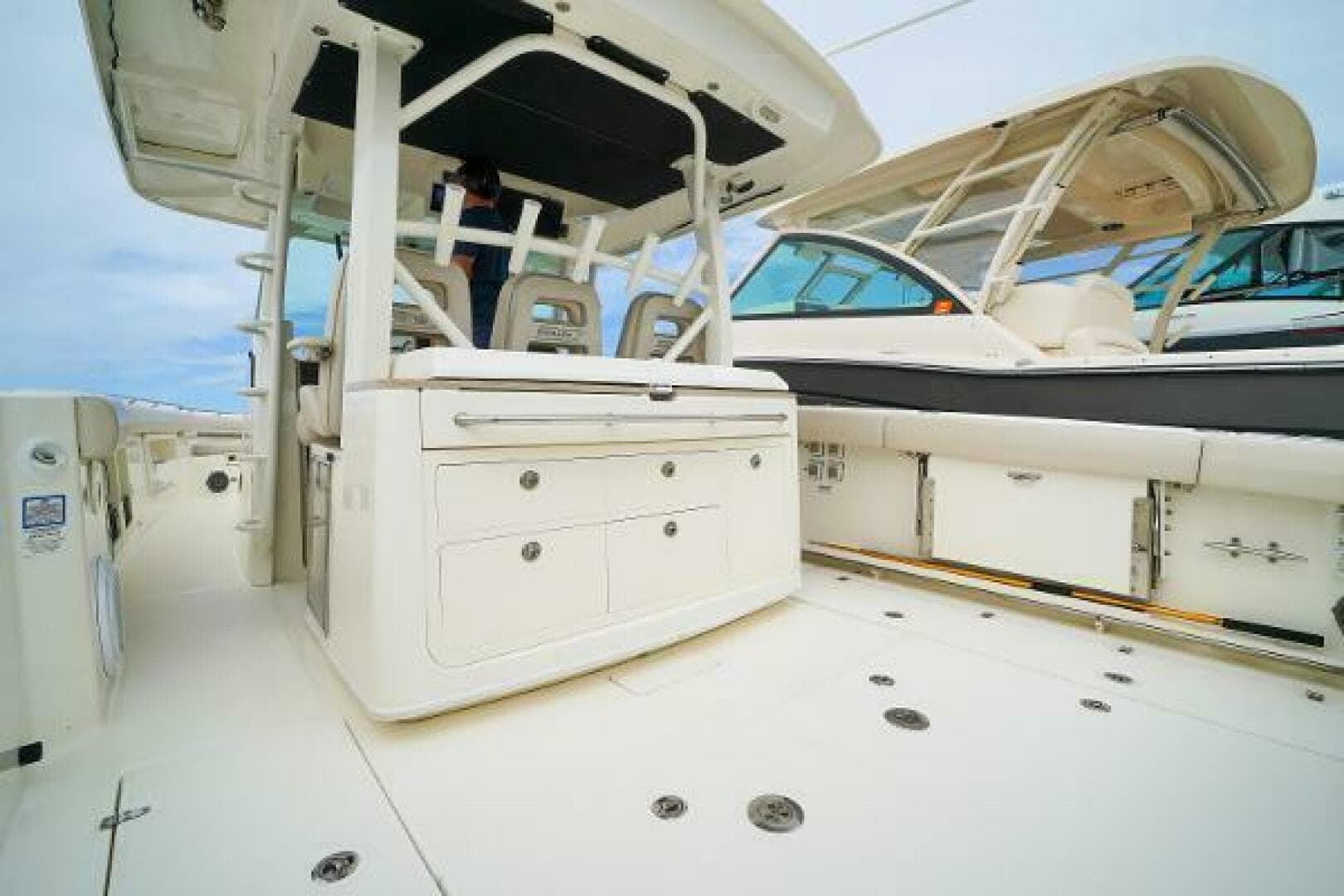 2018 Boston Whaler 380 Outrage — photo 13