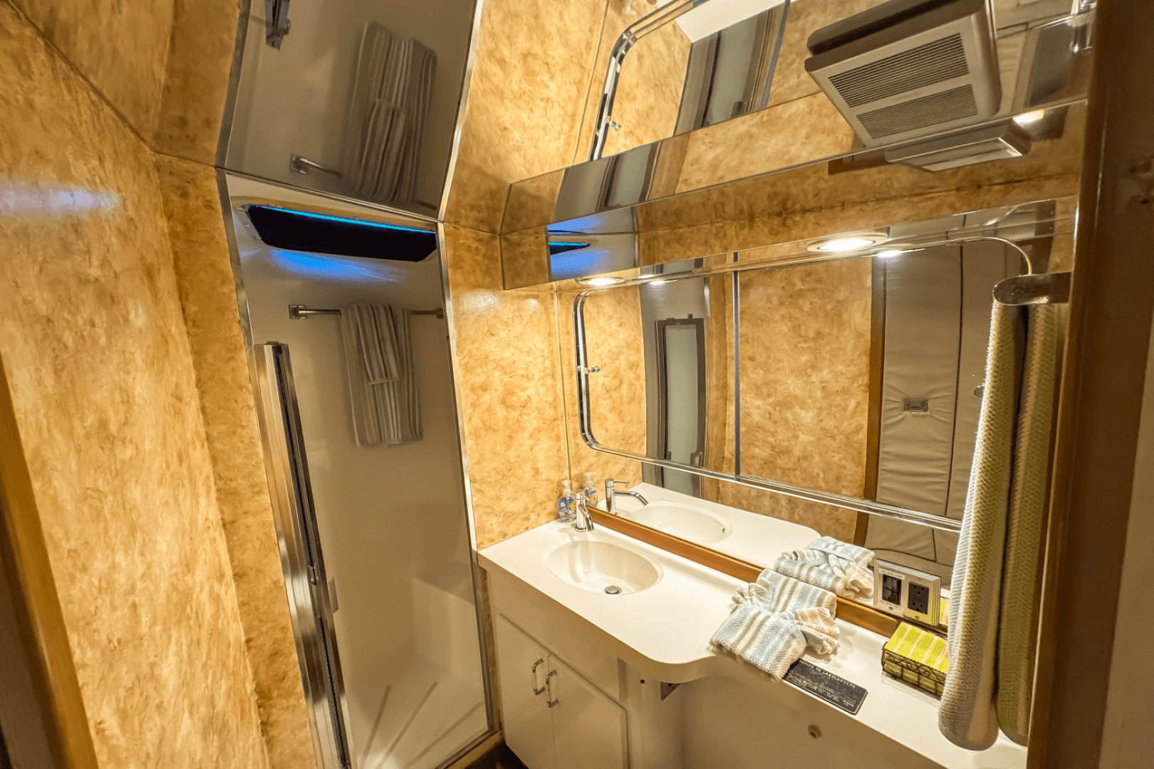 1996 Hatteras 54 Convertible — photo 64