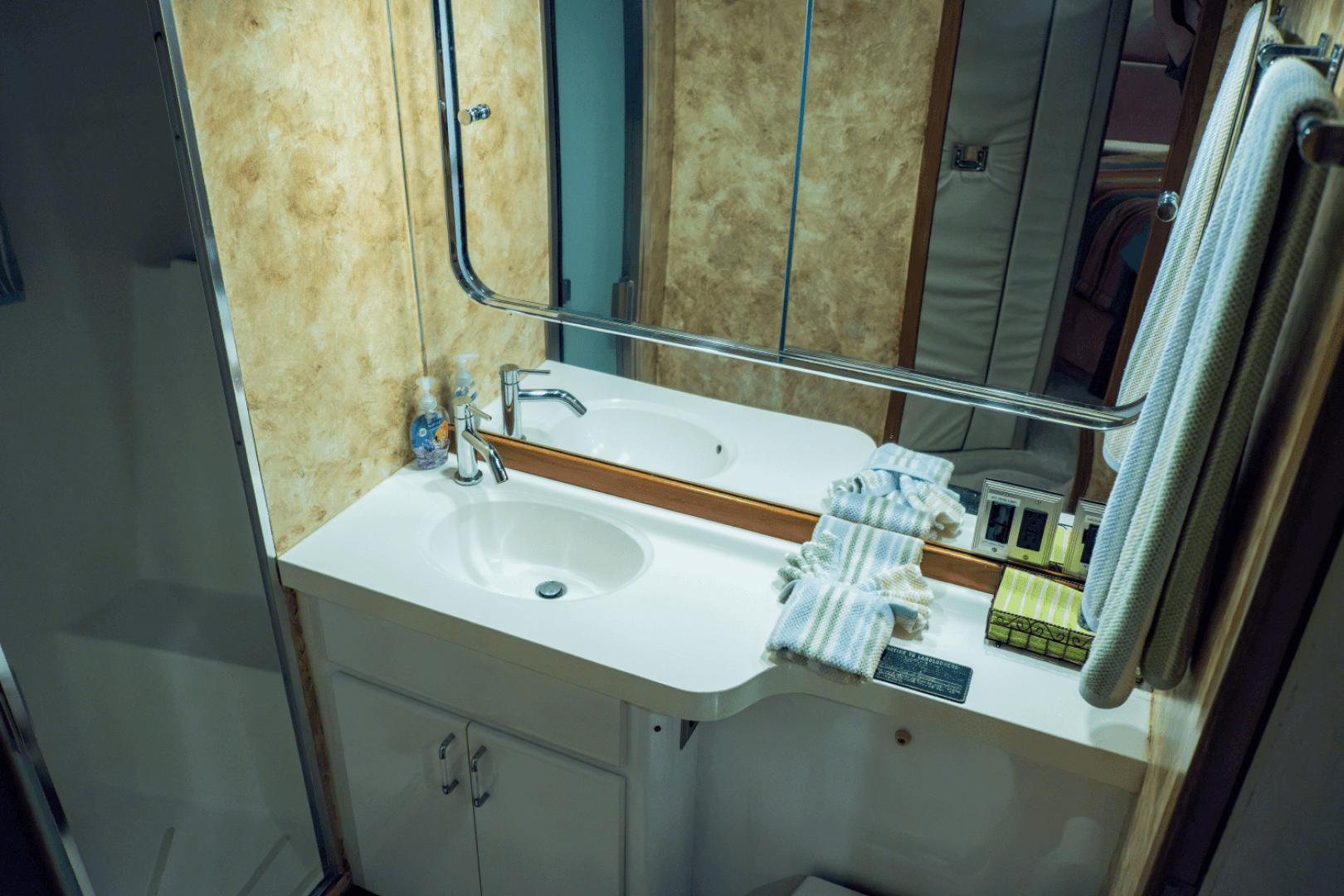 1996 Hatteras 54 Convertible — photo 38