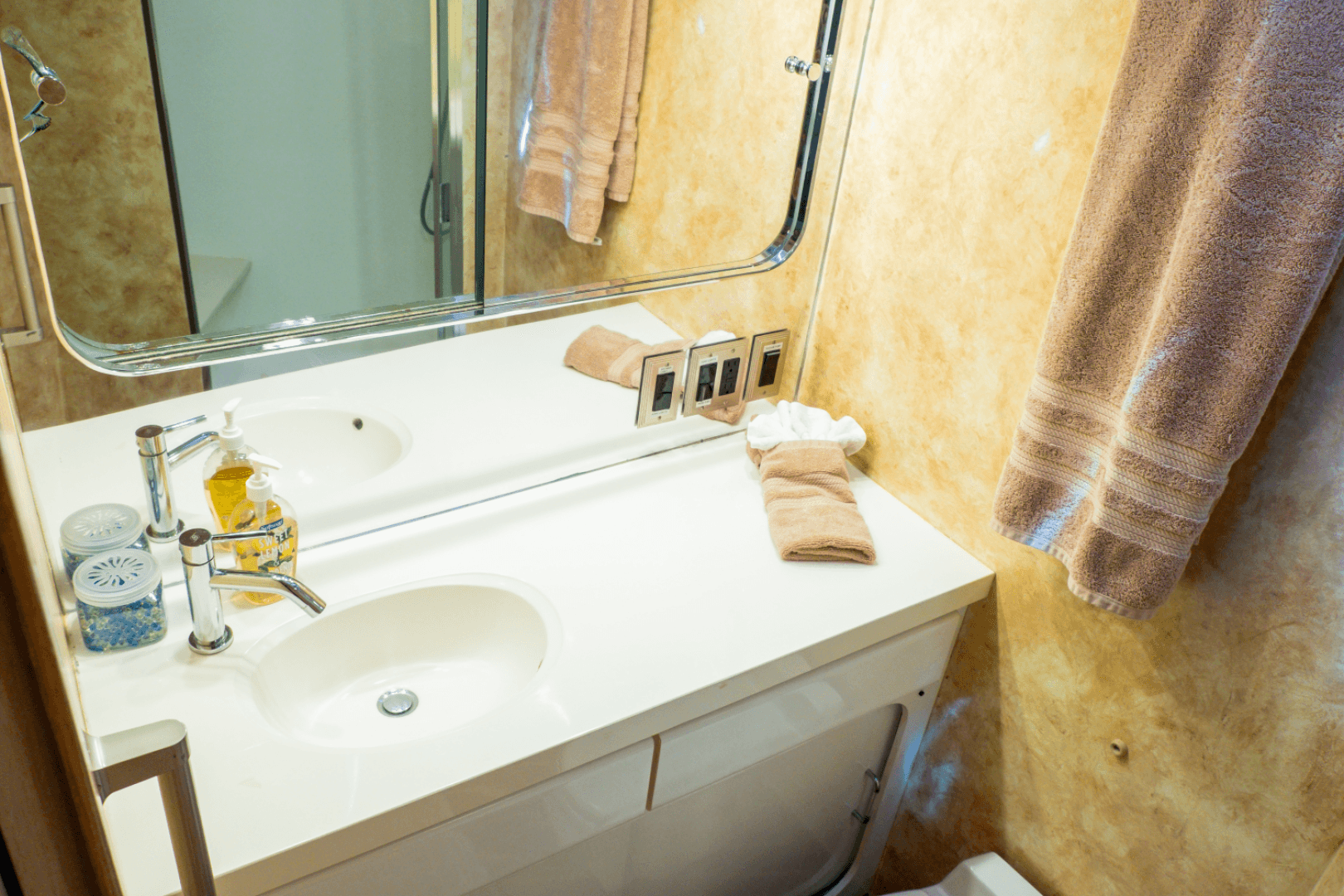 1996 Hatteras 54 Convertible — photo 32