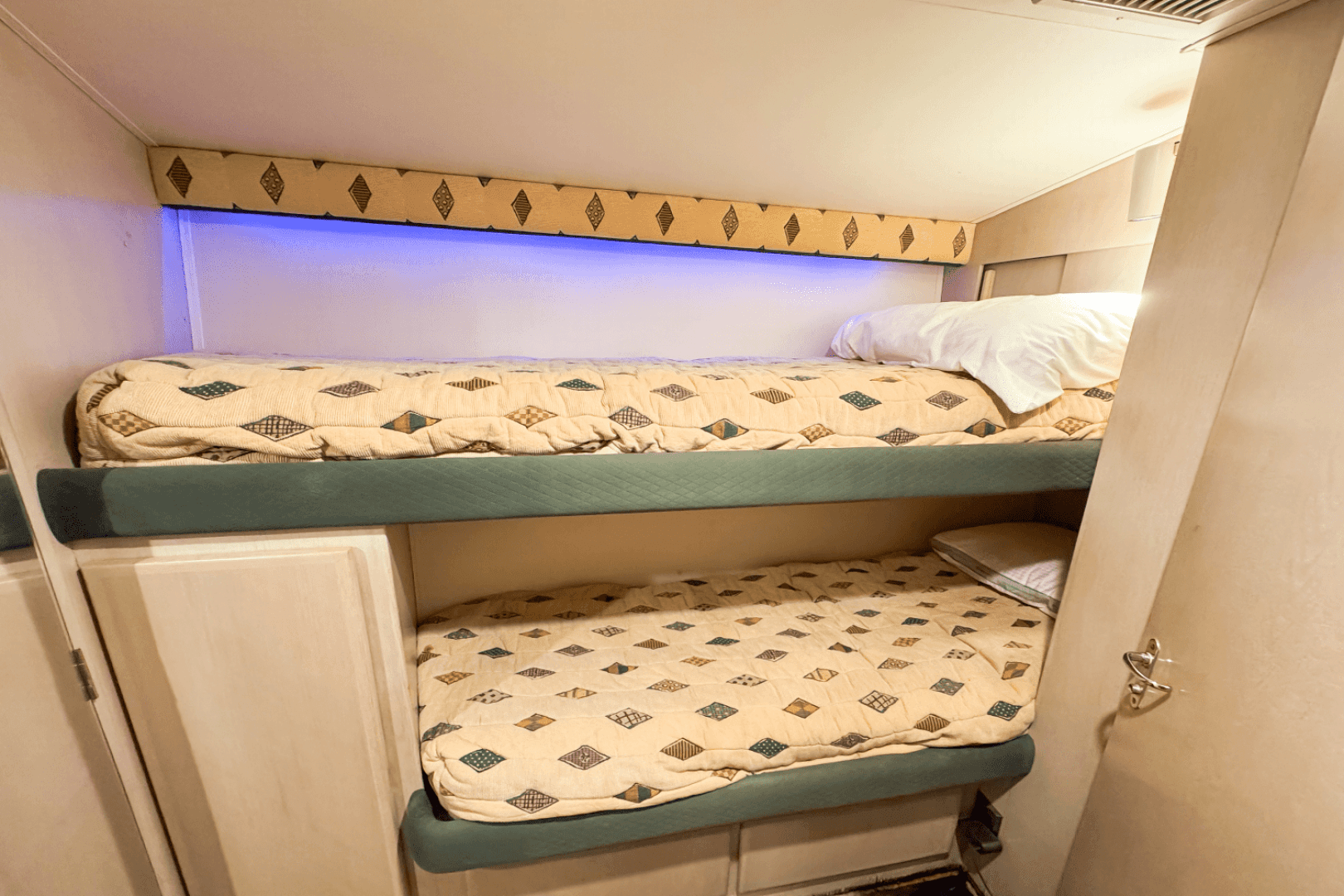 1996 Hatteras 54 Convertible — photo 73