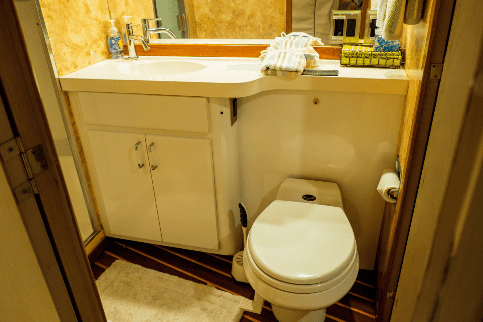 1996 Hatteras 54 Convertible — photo 41