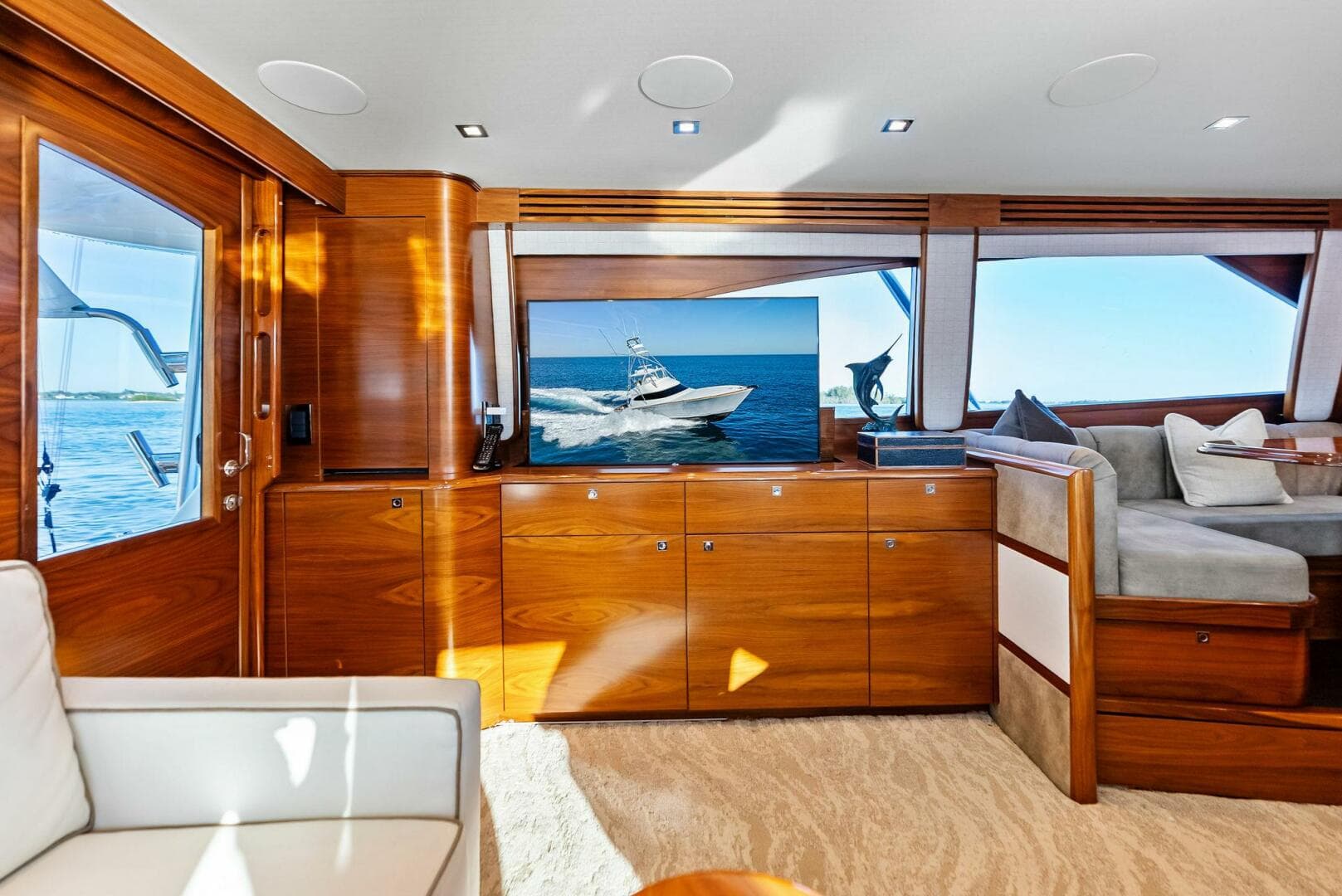 2023 Viking 64 Convertible — photo 5