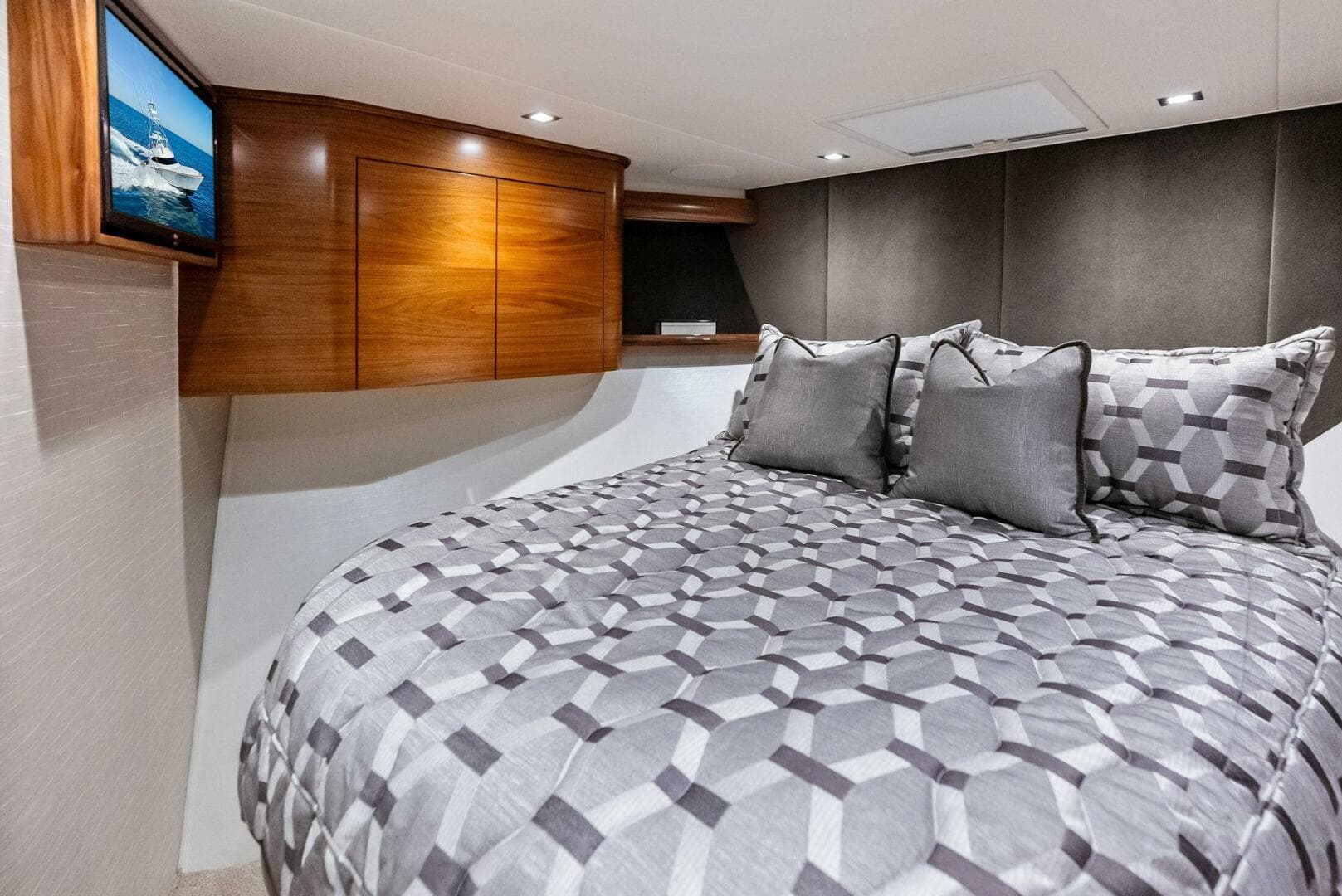 2023 Viking 64 Convertible — photo 32