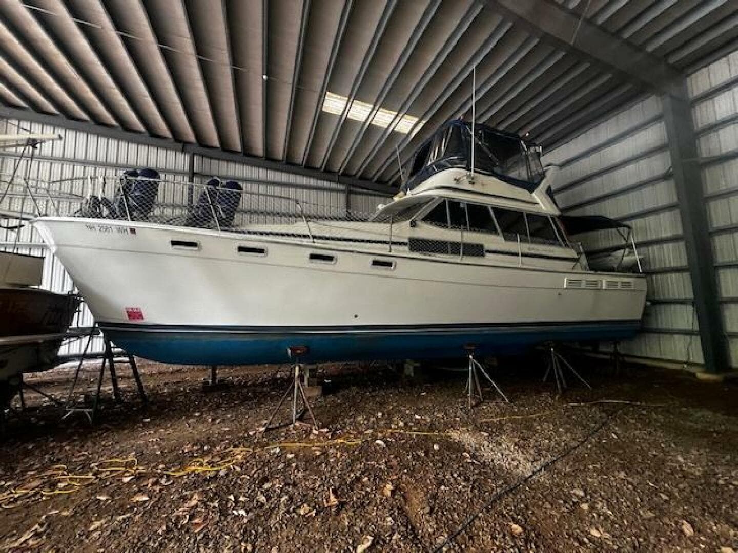 1985 Bayliner 3870 Motoryacht With Flybridge — photo 2