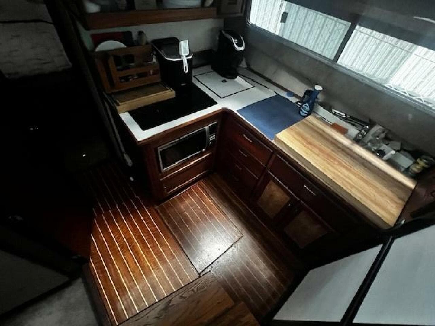 1985 Bayliner 3870 Motoryacht With Flybridge — photo 12