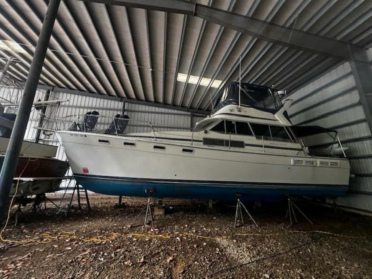 1985 Bayliner 3870 Motoryacht With Flybridge — photo 3