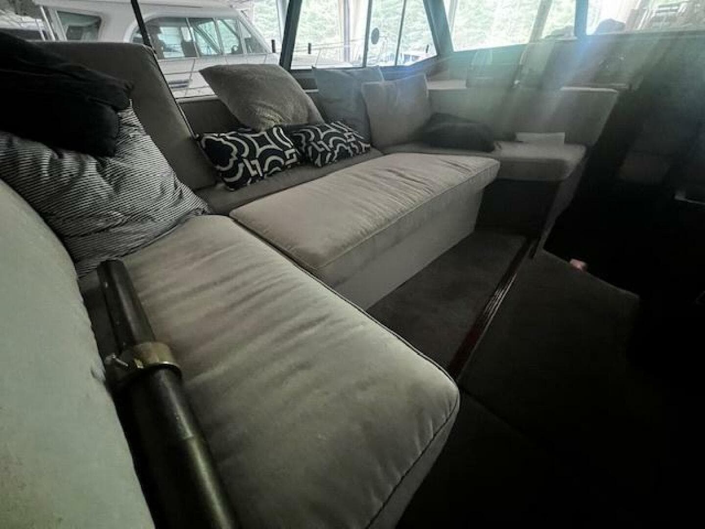 1985 Bayliner 3870 Motoryacht With Flybridge — photo 6