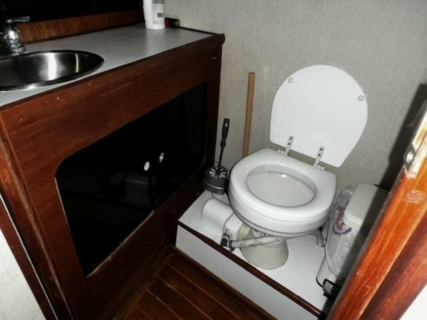 1985 Bayliner 3870 Motoryacht With Flybridge — photo 17