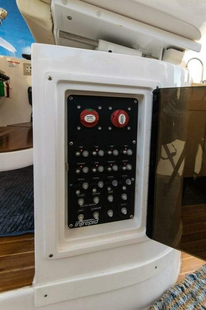 2012 Intrepid 475 Sport Yacht Wheel House — photo 52