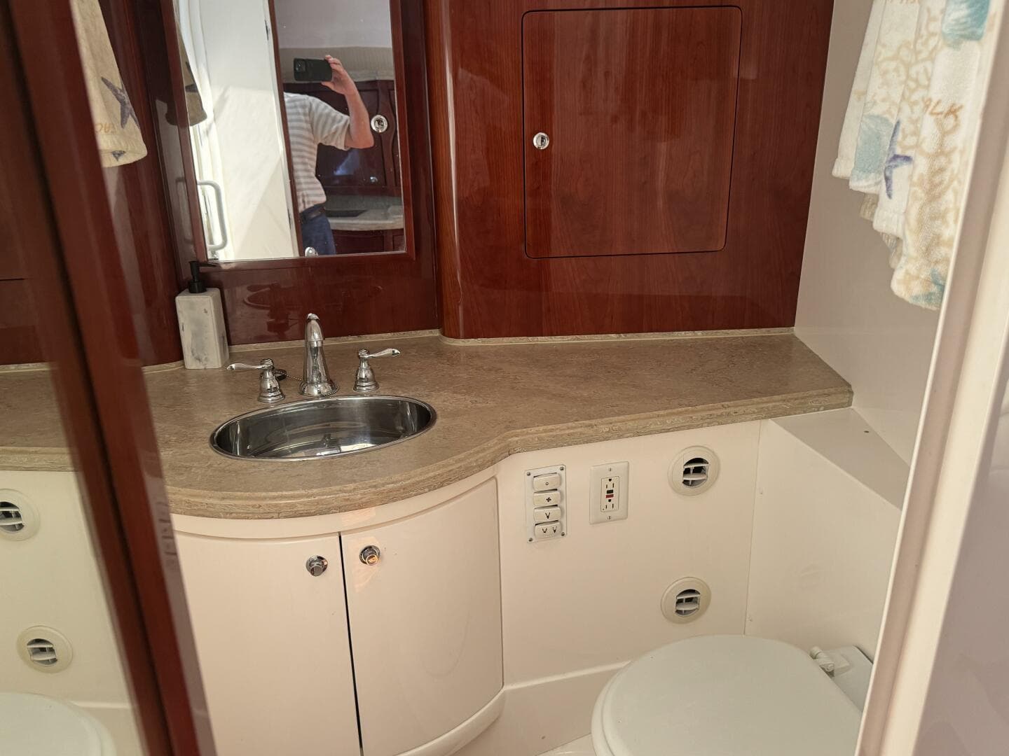 2012 Intrepid 475 Sport Yacht Wheel House — photo 48